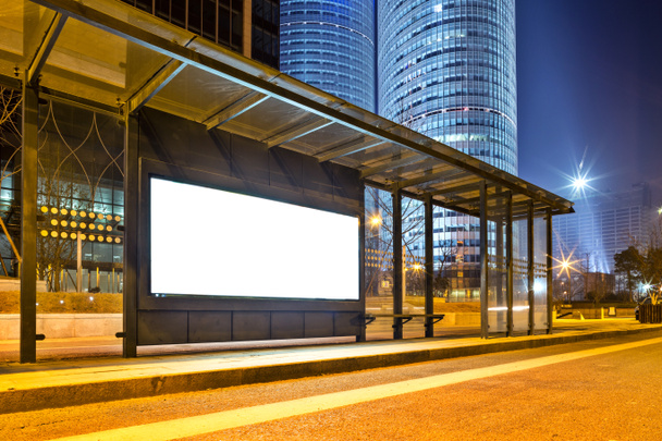 Prázdný billboard na autobusové zastávce v noci - Fotografie, Obrázek