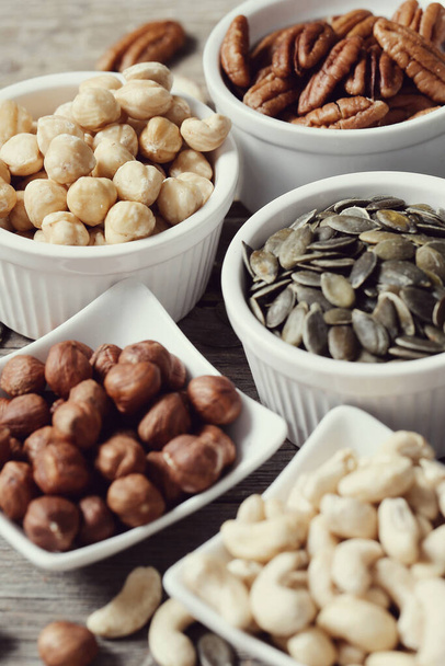Různé ořechy na stole - Fotografie, Obrázek