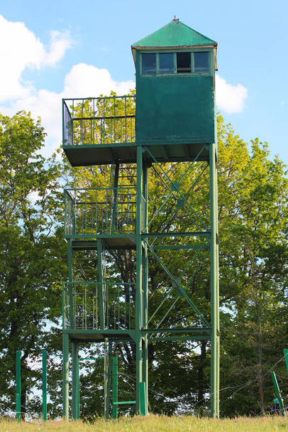 Oude metalen uitkijktoren aan een bosrand - Foto, afbeelding