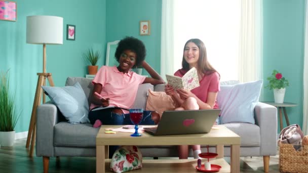 Két Női Diákok Jó Szórakozást Studyig Otthon - Felvétel, videó