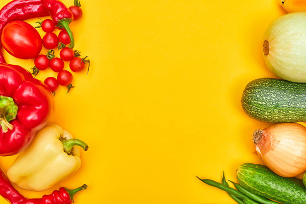 Gemüse auf gelbem Hintergrund, Kopierraum - Foto, Bild