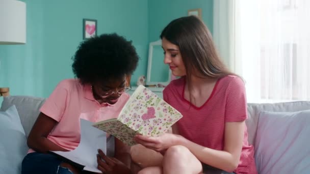 Dois jovens estudantes mulheres estão fazendo lição de casa - Filmagem, Vídeo