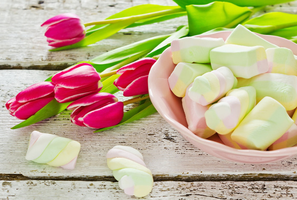 gyönyörű tulipánok és többszínű mályvacukrot - Fotó, kép