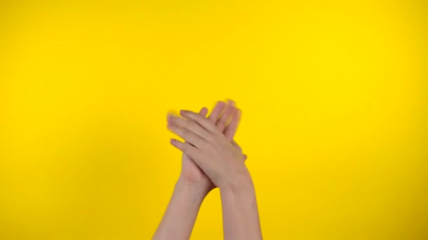 Applaus, Händeklatschen auf gelbem Hintergrund, gestikulierende Hände - Filmmaterial, Video