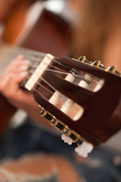 zbliżenie wizerunek gitara w kaukaski kobieta ręce - Zdjęcie, obraz