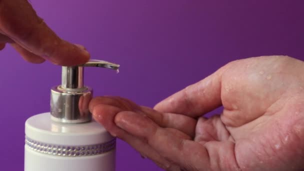 Hand push dispenser and liquid soap squeezed out to fingers - Imágenes, Vídeo