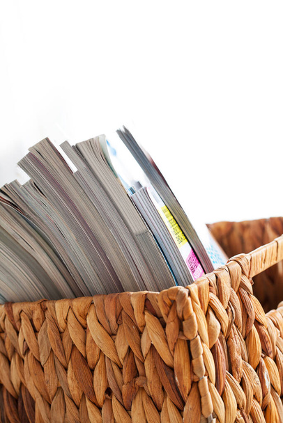 Imagem de close-up de revistas em uma caixa de palha plissada - Foto, Imagem