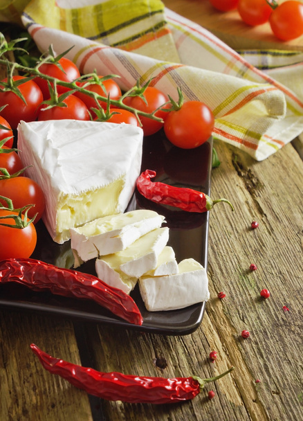 スライス チーズ、チェリー トマト、コショウ - 写真・画像