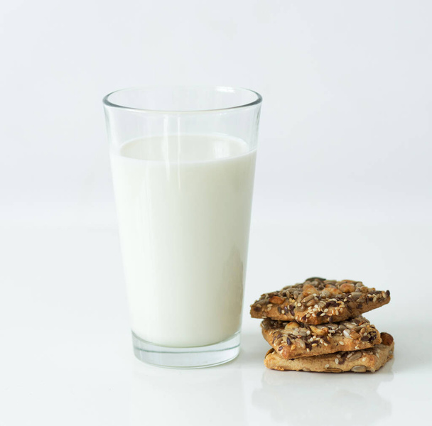 glas melk op tafel - Foto, afbeelding