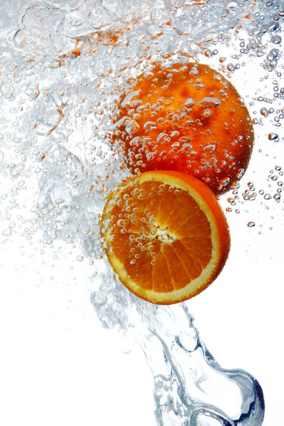Oranges fraîches tombées dans l'eau - Photo, image