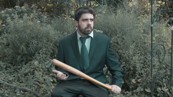 Mafia chico sentado con un bate de béisbol - Metraje, vídeo