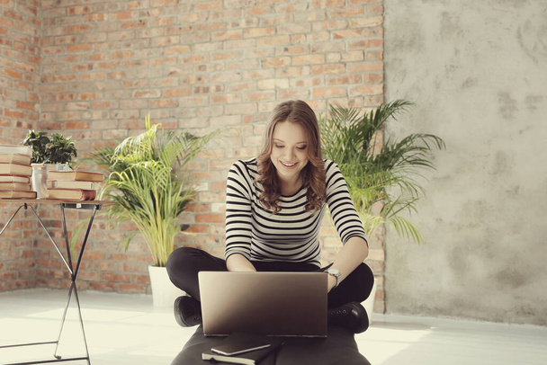 Student. Woman at home with laptop - Valokuva, kuva