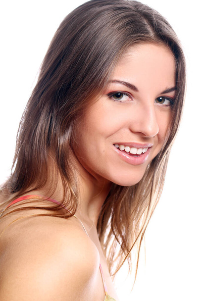 Портрет молодой и красивой женщины с улыбкой
 - Фото, изображение