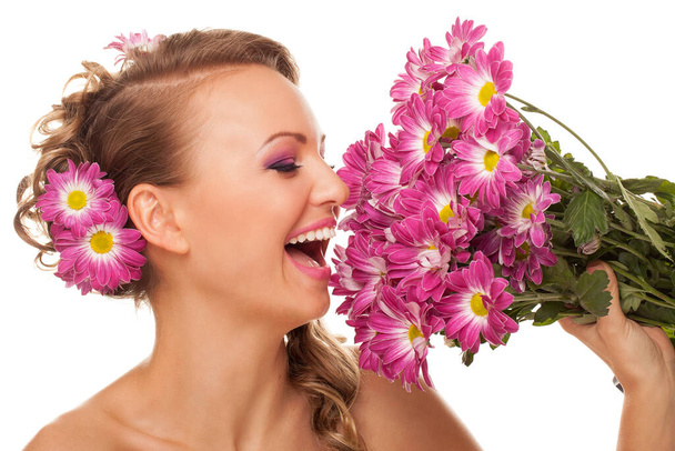 Krásná mladá běloška žena s květinami ve vlasech izolovaných přes bílé pozadí - Fotografie, Obrázek
