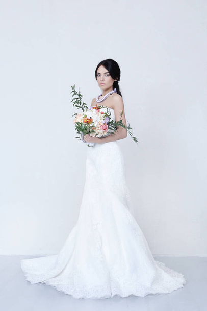 ウェディングドレスの美しい花嫁 - 写真・画像