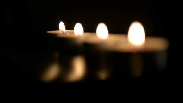 Свечи в темноте - Кадры, видео