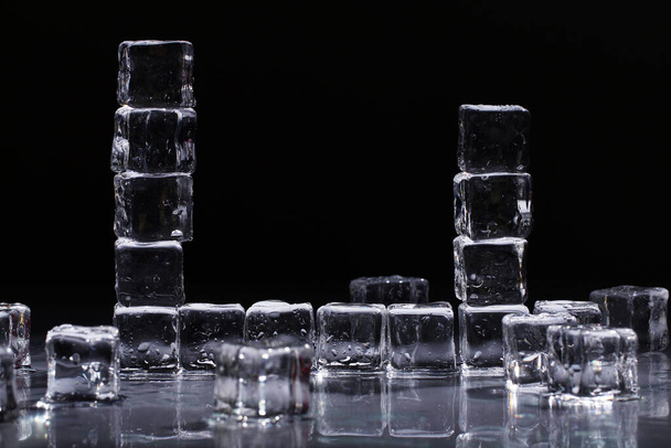 Schöne Komposition aus feuchten Eiswürfeln - Foto, Bild