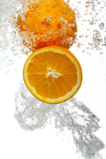 Vízbe dobott friss narancs - Fotó, kép