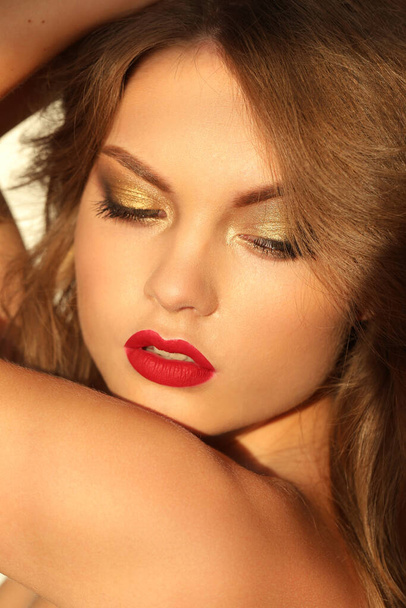 Kaunis nainen vaaleat hiukset ja punainen huulipuna - Valokuva, kuva