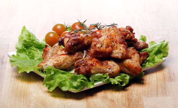 Lahodné smažené kuře a zelenina na talíři - Fotografie, Obrázek