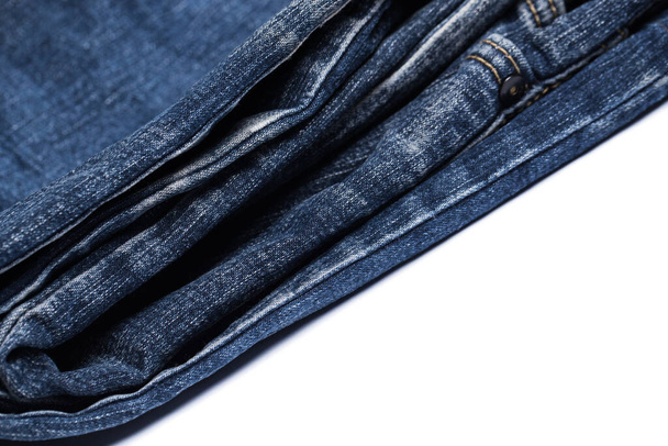 Nahaufnahme eines Teils einer Jeans vor weißem Hintergrund - Foto, Bild