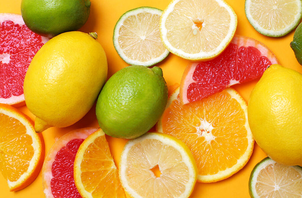 Finom citrusfélék az asztalon - Fotó, kép