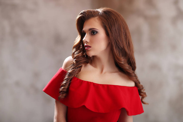 Schöne Mädchen in rotem Kleid und lockiger Frisur - Foto, Bild