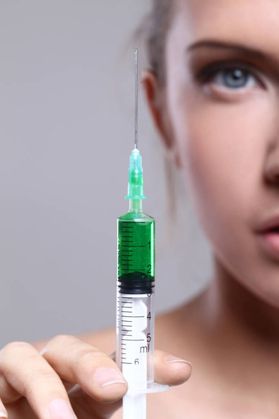 Close up de mulher bonita recebe uma injeção em seu rosto
 - Foto, Imagem