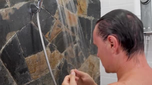Homme lavage des cheveux dans la salle de bain - Séquence, vidéo