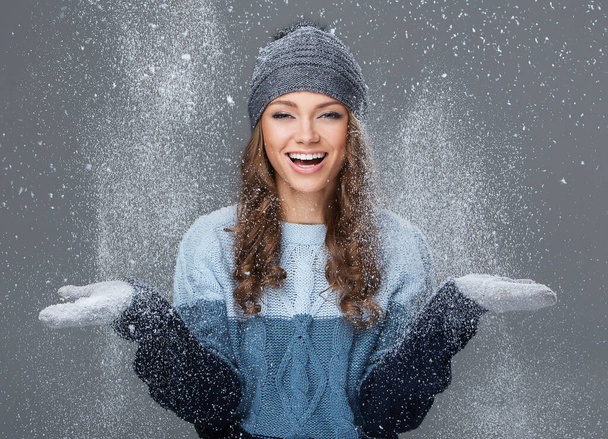 かわいい女の子は雪の結晶を見て満足しています - 写真・画像