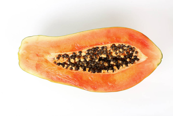 Papaya su sfondo bianco - Foto, immagini