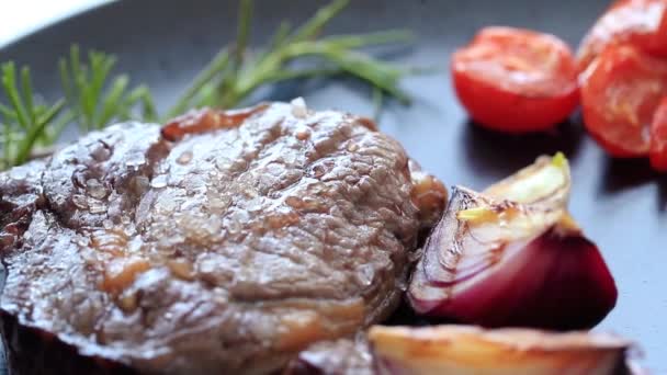 Lahodný grilovaný steak na talíři zblízka - Záběry, video
