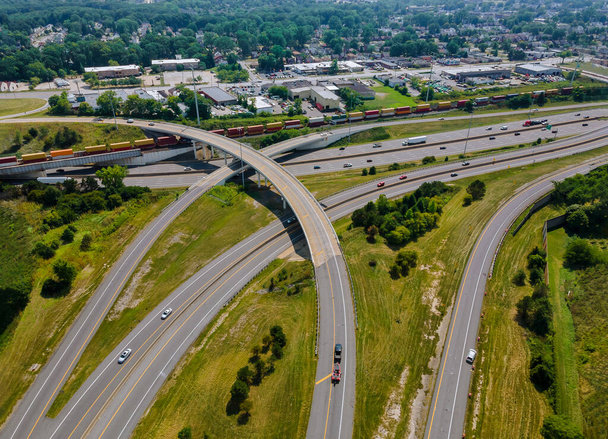 Над транспортным узлом дорожный вид с воздуха с автомобильным движением транспортной промышленности Кливленд Огайо США - Фото, изображение
