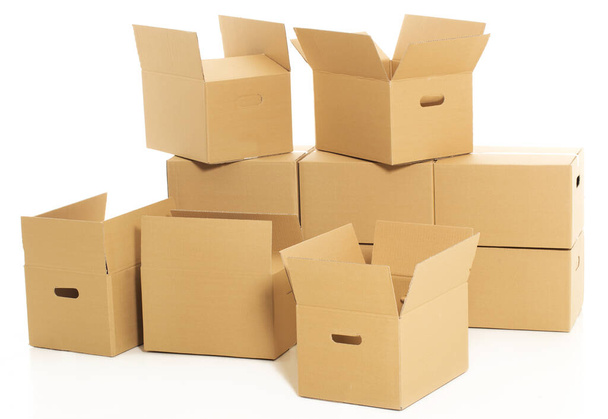Кілька картонних коробок на білому тлі
 - Фото, зображення