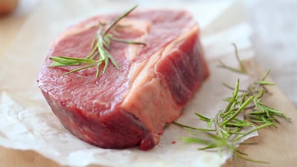Zavřít syrový čerstvý steak - Záběry, video