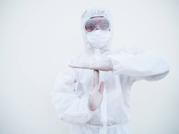 Asijský lékař nebo vědec v PPE suite uniformě ukazující time out gesto rukou podepsat, zatímco stojí a těší se. koronavirus nebo COVID-19 koncept izolované bílé pozadí - Fotografie, Obrázek