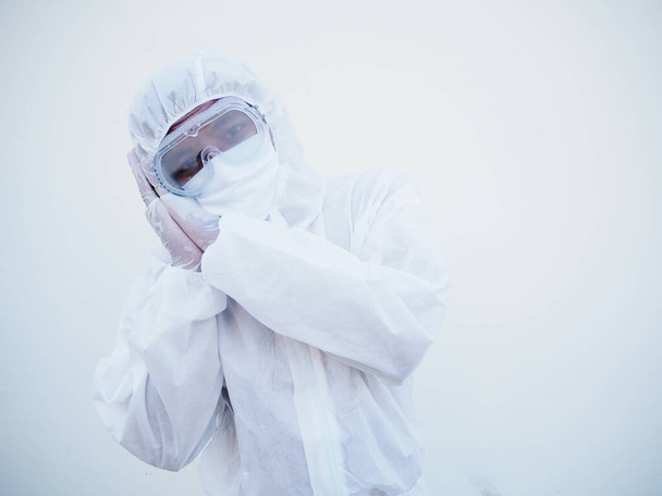 Médecin ou scientifique en uniforme de la suite PPE montrant signe de la main de sommeil. coronavirus ou COVID-19 avec fond blanc isolé vers l'avant - Photo, image