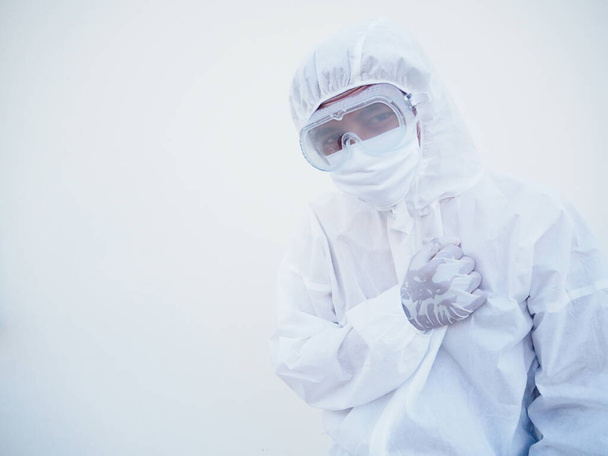 Ázsiai férfi orvos vagy tudós PPE lakosztályban egyenruhában, arcmaszk védővel. A hangulat olyan, mint a szomorú és nyugodt, coronavirus vagy COVID-19 koncepció elszigetelt fehér háttér - Fotó, kép