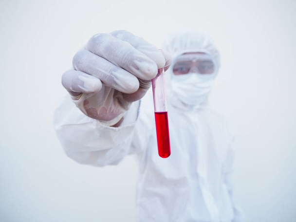 Ázsiai orvos vagy tudós PPE lakosztályegyenruhában. A személyi védőfelszerelés vércső vizsgálatot tart. coronavirus vagy COVID-19 koncepció izolált fehér háttér - Fotó, kép