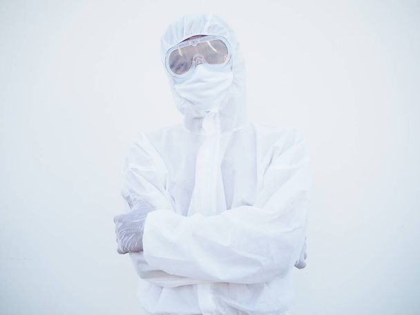 Retrato de un médico o científico asiático confiado en sí mismo con el uniforme de la suite del PPE mientras dobla las manos en el fondo blanco. coronavirus o concepto COVID-19. - Foto, Imagen