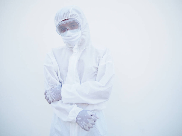 Porträt eines selbstbewussten asiatischen Arztes oder Wissenschaftlers in PSA-Uniform, während er seine Hände vor weißem Hintergrund faltet. Coronavirus oder COVID-19-Konzept. - Foto, Bild