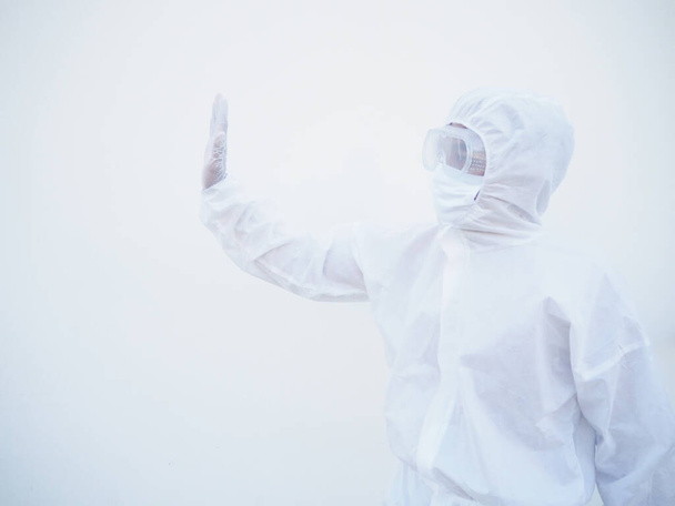 Asiatique mâle médecin ou scientifique en uniforme PPE suite montrant stop signe tout en regardant vers l'avenir. coronavirus ou COVID-19 concept isolé fond blanc - Photo, image