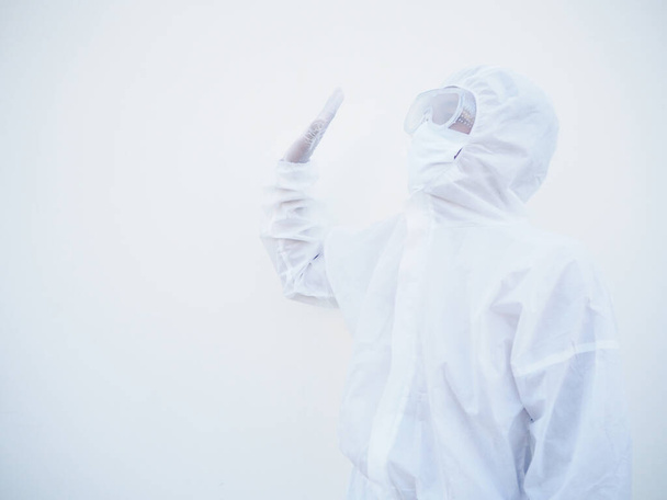 Ασιάτης γιατρός ή επιστήμονας με στολή σουίτας PPE που δείχνει στοπ ενώ κοιτάζει μπροστά. coronavirus ή COVID-19 έννοια απομονωμένο λευκό φόντο - Φωτογραφία, εικόνα