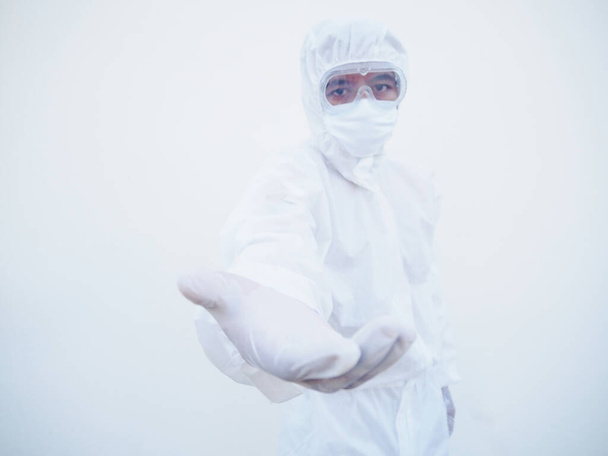 PPEスイートのアジアの医師や科学者は挨拶や歓迎として握手を提供しています。コロナウイルスまたはCOVID-19の概念分離白背景 - 写真・画像