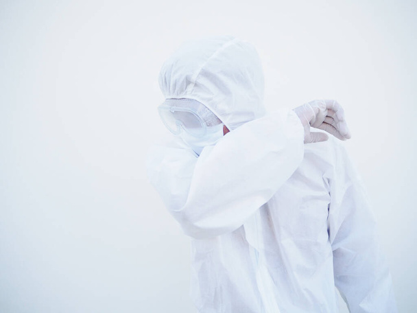 PPEスイート内のアジア系男性医師や科学者は、感情がストレッチと悲しいことを示す制服。コロナウイルスまたはCOVID-19の概念分離白背景 - 写真・画像