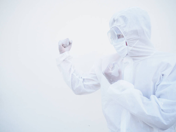Oldalsó nézet orvos vagy tudós PPE lakosztály egyenruhában áll emelt öklökkel, mint boxer a harcot a koronavírus vagy COVID-19 izolált fehér háttér - Fotó, kép