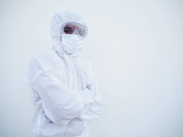 Πορτρέτο της αυτοπεποίθηση ασιατική αρσενικό γιατρό ή επιστήμονα σε PPE σουίτα ομοιόμορφη, ενώ δίπλωση τα χέρια του στο λευκό φόντο. Αντιγραφή χώρου για κείμενο ή σχεδιασμό. έννοια coronavirus ή COVID-19. - Φωτογραφία, εικόνα
