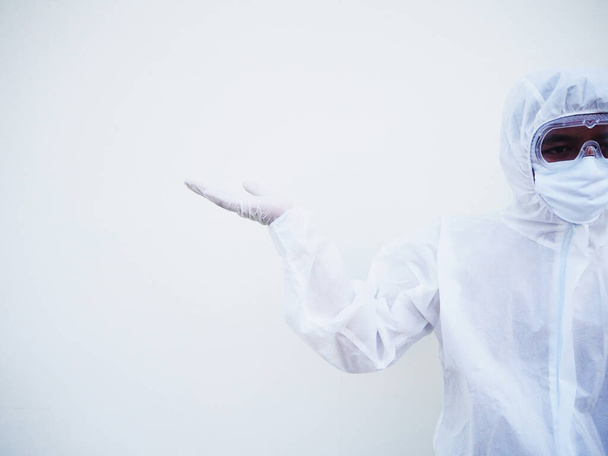 Asiatico medico o scienziato maschio in uniforme suite PPE mostrando le mani aperte palme con spazio copia per il testo o il design. coronavirus o COVID-19 concetto isolato sfondo bianco - Foto, immagini
