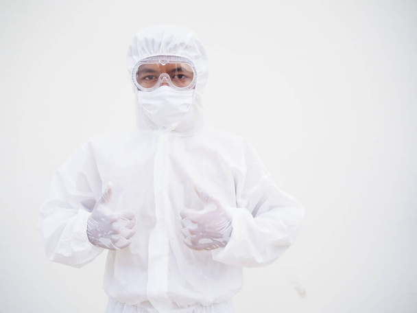 Азіатський лікар або вчений у формі PPE показує пальцями вгору. Коронавірус або концепція COVID-19 ізольований білий фон - Фото, зображення