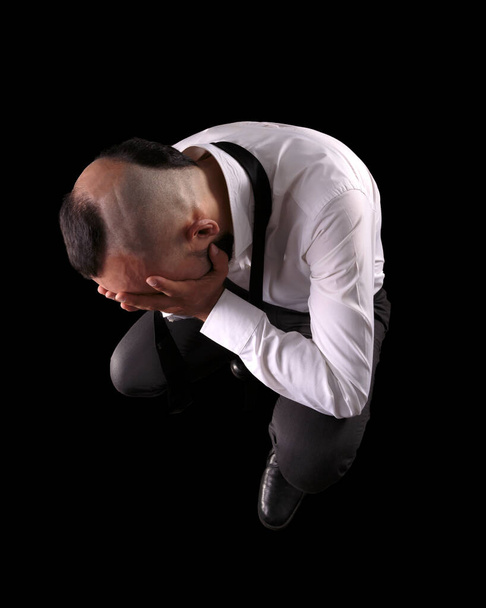 Wanhopige jonge blanke man in zakelijke kleding huilen - Foto, afbeelding